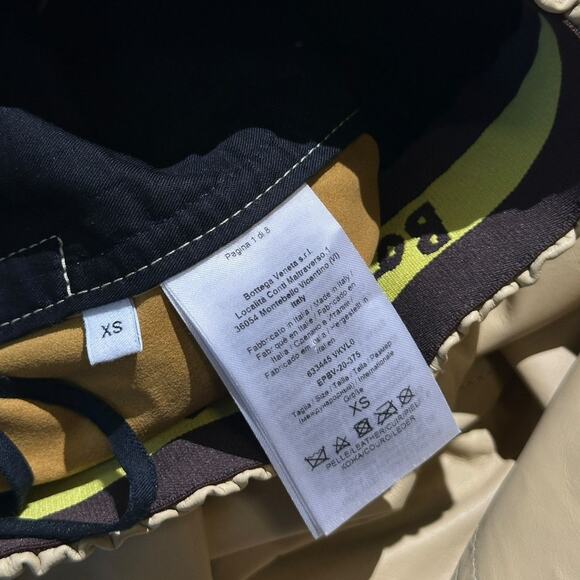 $2,000 Bottega Veneta Lambskin leather adjustable waist shorts - Picture 4 of 7